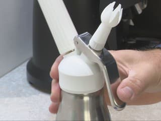 V kuchyni má bežné využitie, mladí ho však zneužívajú ako drogu. Jeho predaj sa sprísni