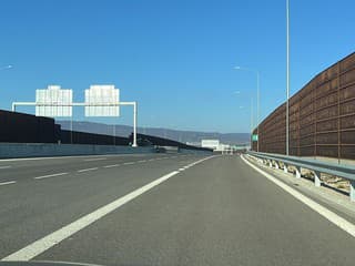 Vodiči, pozor. Úsek diaľnice D1 na západe Slovenska je neprejazdný