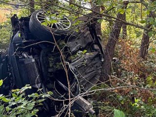 Na D2 pristál vrtuľník. Auto skončilo prevrátené mimo diaľnice