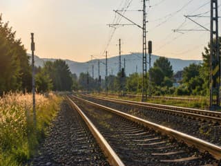 Železničná doprava pri Nitre je prerušená. Vlak sa tam zrazil s vozidlom