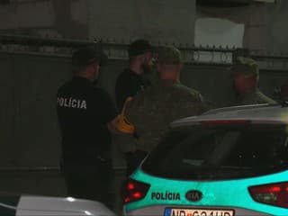Ulicu v obci pri Nitre strážia od víkendu policajti. Rodiny si vykrikujú, že na seba zaútočia mačetami