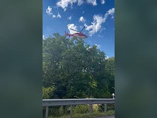 Zrážka auta s motorkou na východe Slovenska. Na mieste zasahuje vrtuľník