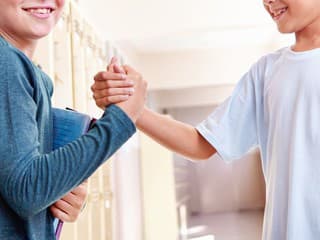 Sám nepočuje, jeho spolužiak nevidí. Mário mu každý deň pomáha zvládať život