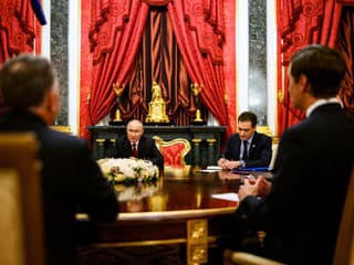Rokovania o konci vojny sprevádza miliardová ropná dohoda. Záujem majú podnikatelia prepojení na vyjednávačov USA