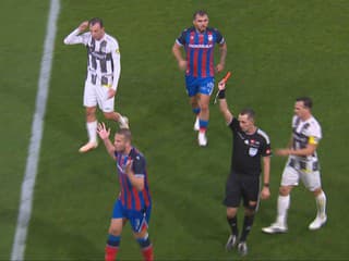 VIDEO: Po nebezpečnom zákroku videl červenú kartu. Tréneri mali na faul Vavra rozdielne názory