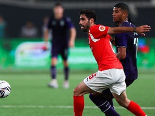 VIDEO: Iránsky futbalista je hitom internetu. Po jeho šialenom vhadzovaní letela lopta desiatky metrov