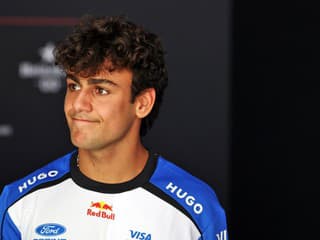 Mladík boduje v F1, no vodičský preukaz stále nemá. Komplikácie s cestovaním mu pomáha riešiť mama
