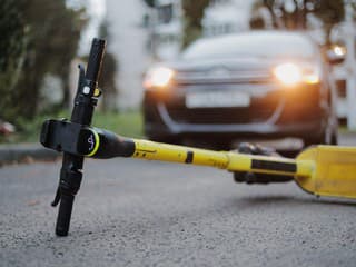 VIDEO: Poľský reportér hovoril o smrteľnej nehode chlapca. V tom auto zrazilo dievča na kolobežke