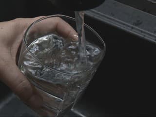 Obyvateľom v troch susedných obciach vypli pitnú vodu. Majú si vytvoriť zásoby