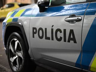 Vykradnutý bankomat v Prešove. Zlodej ho rozbil kladivom a zmizol s peniazmi