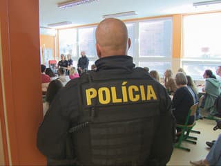 Čo robiť v prípade útoku na škole? Policajti ukázali tip, ako zabezpečiť dvere triedy