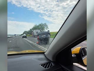 Auto skončilo na streche. Pri vážnej nehode na východe zasahujú všetky záchranné zložky