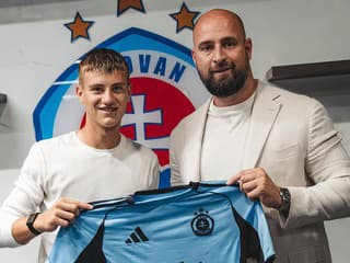 V šatni sedí so vzormi, šance sa chopil naplno. Slovan podpísal 16-ročného odchovanca, dostane Weissove číslo
