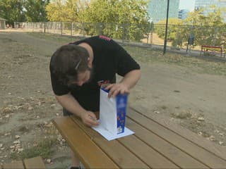 Neviete zohnať okuliare na sledovanie zatmenia Slnka? Poradíme vám, ako si doma vyrobíte jednoduchú pomôcku