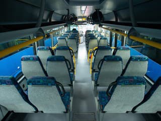 Mäsiarsky nôž, zubné protézy a barly. Neuveríte, čo všetko Slováci zabúdajú v autobusoch