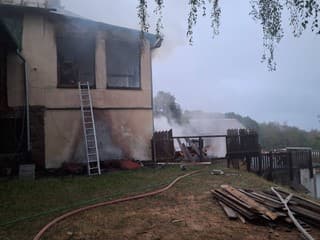 FOTO: Požiar zachvátil chatu pri Počúvadlianskom jazere. Plamene zasiahli polovicu objektu
