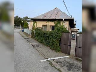 Pred domom si namaľoval vlastné parkovacie miesta. Mesto o ničom netušilo