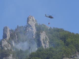 V Súľovských skalách bojovali s požiarom ďalší deň. Pomáhal, kto mohol