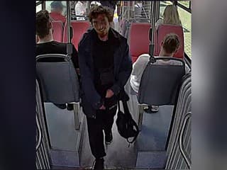 FOTO: Agresívny útok v autobuse plnom ľudí. Muž udrel cudziu ženu päsťou do tváre a ušiel