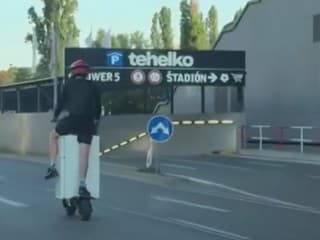 VIDEO: Bláznivá jazda v Bratislave. Muž prevážal chladničku na elektrickej kolobežke
