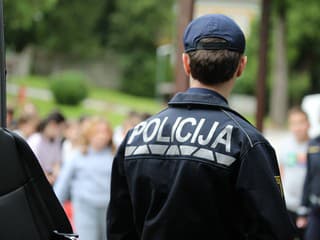 Slovinská polícia zadržala Slováka, ktorý v dodávke prevážal 27 migrantov