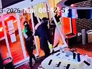 VIDEO: Vlámanie ako z akčného filmu. Nacúvali autom do sklenených dverí, potom prišlo nemilé prekvapenie