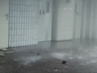 Zaplavené šachty a valiaca sa voda. Nemocnica v Trenčíne bojovala s prasknutým potrubím