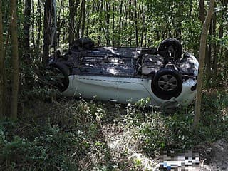 FOTO: Pred auto mu vraj vbehla srna. Mladého vodiča (22) po vážnej nehode ratovali leteckí záchranári