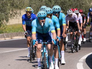 VIDEO: Šokujúci čin fanúšika spôsobil hromadný pád. Cyklisti sa o chlp vyhli vážnym následkom