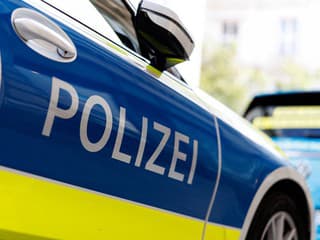 V Nemecku vrazilo auto do skupiny ľudí. Vodiča nezastavila ani policajná streľba, ušiel pešo