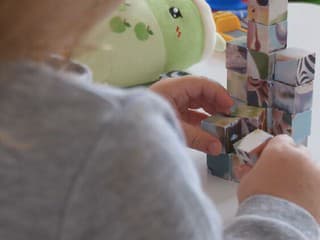 Šokujúce podozrenie. Otec mal zneužívať ani nie 3-ročnú dcérku, všetko je vraj zachytené na videu