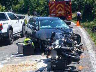 Nešťastný deň na slovenských cestách pokračuje. Vodička auta mala prejsť do protismeru a zraziť sa s motorkármi