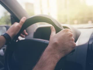 Na jednu nádrž prešiel 2 831 kilometrov. Vodičom radí jednoduché zmeny, ktoré dokážu znížiť spotrebu