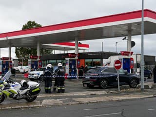 Krvavý piatok pri Paríži: Muž pálil z auta do ľudí, hlásia obeť aj zranených. Podľa starostu chcel spôsobiť masaker