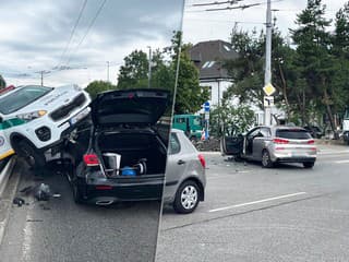 Zrážka dvoch áut v Bratislave. Policajti skončili na zvodidlách