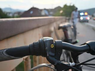 Opitý cyklista vrazil do chodca. Nehoda mala nečakaný koniec