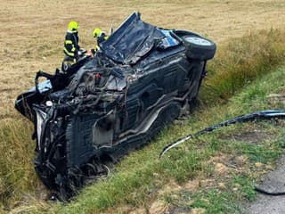 Nebezpečná nehoda v Krupine. BMW v protismere narazilo do kamióna, vodič skončil v nemocnici