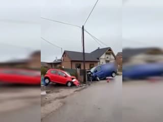 VIDEO: Hrozivo vyzerajúca čelná zrážka dvoch vozidiel. Vodičku auta previezli do nemocnice