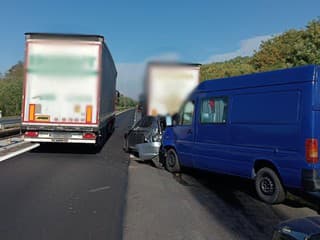 Ďalšia vážna nehoda na D2. Zrazili sa tri autá, privolali vrtuľník
