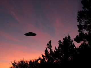 FOTO: Vyzerali ako UFO. Na oblohe sa objavili nezvyčajné útvary
