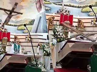 VIDEO: Nepredstaviteľná tragédia počas bohoslužby. Kňaza zabil kríž pred očami veriacich