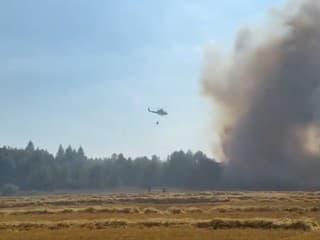 Oheň pri Opave sa šíri lesom aj poľami. Na pomoc povolali vrtuľníky aj veľkokapacitné cisterny