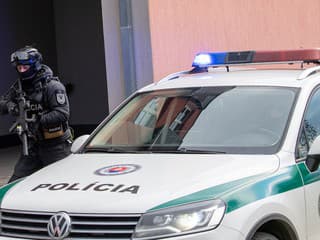Veľká policajná akcia pre podozrenie z obchodovania so zbraňami. Zadržali viacero ľudí