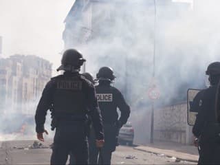 Študentské protesty prerástli do násilia. Chlapec prišiel po výbuchu granátu o ruku