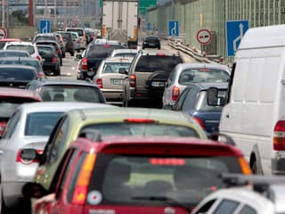 Hromadná nehoda v Bratislave. Vodiči čakajú v kolónach desiatky minút