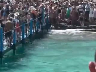 Obľúbená pláž v Grécku sa zmenila na „peklo na zemi“. Davy ľudí neustále vystupovali z lodí