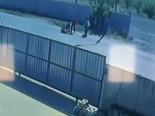 VIDEO: Mimoriadne surový útok v Trebišove. Mladík (16) zozadu kopol seniorku (69) a okradol ju