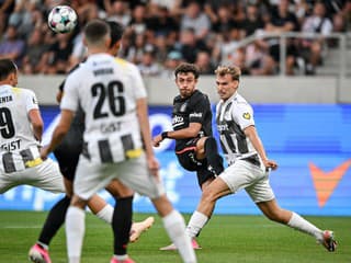 Český Hradec so Slovákmi nepokoril favorita napriek presilovke. Salzburg je bližšie k postupu