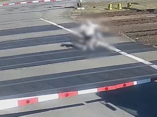 Policajné video ako výstraha. Dvaja muži napriek zatvoreným závorám vošli na priecestie, jeden zomrel