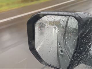 Vonku sa ochladilo, na cestách sú mláky a lístie. Automechanici vysvetlili, kedy treba prezuť pneumatiky
